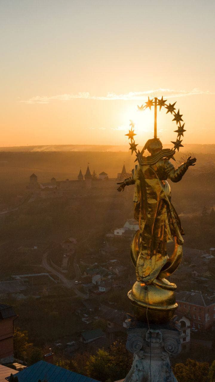 Статуя на фоні заходу сонця